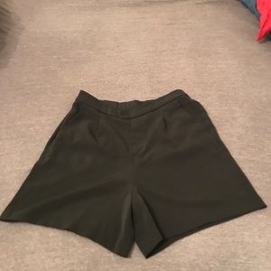 UNIGLO black pleated shorts